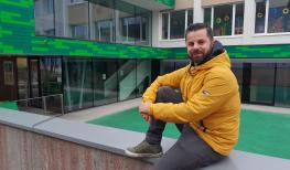 Max Moser vor unserem schönen aber bald zu kleinen Kindergarten