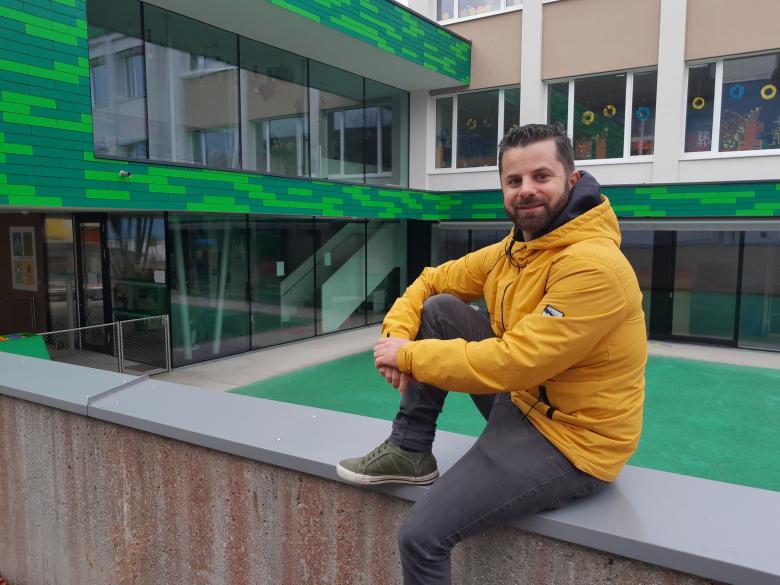 Max Moser vorm schönen, aber zu kleinen Kindergarten